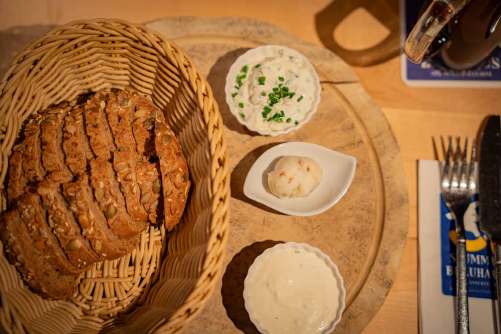 Brotkorb mit Dips im Stumm’s Brauhaus Neunkirchen