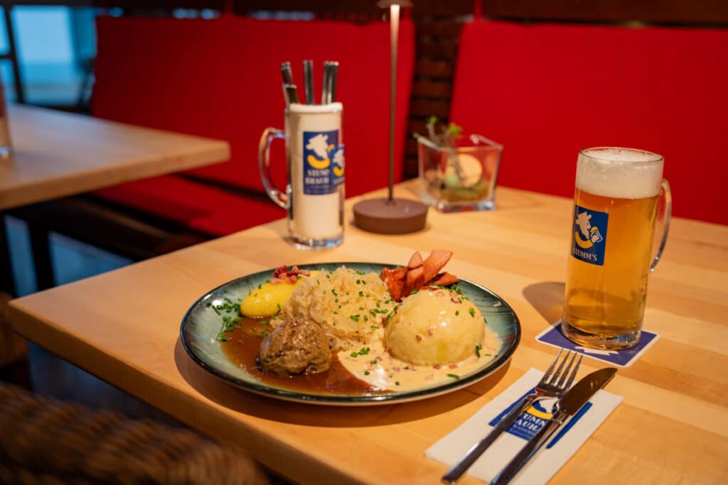 Saarlandteller mit gefülltem Kloß, Lyoner, Leberknödel und Hoorische