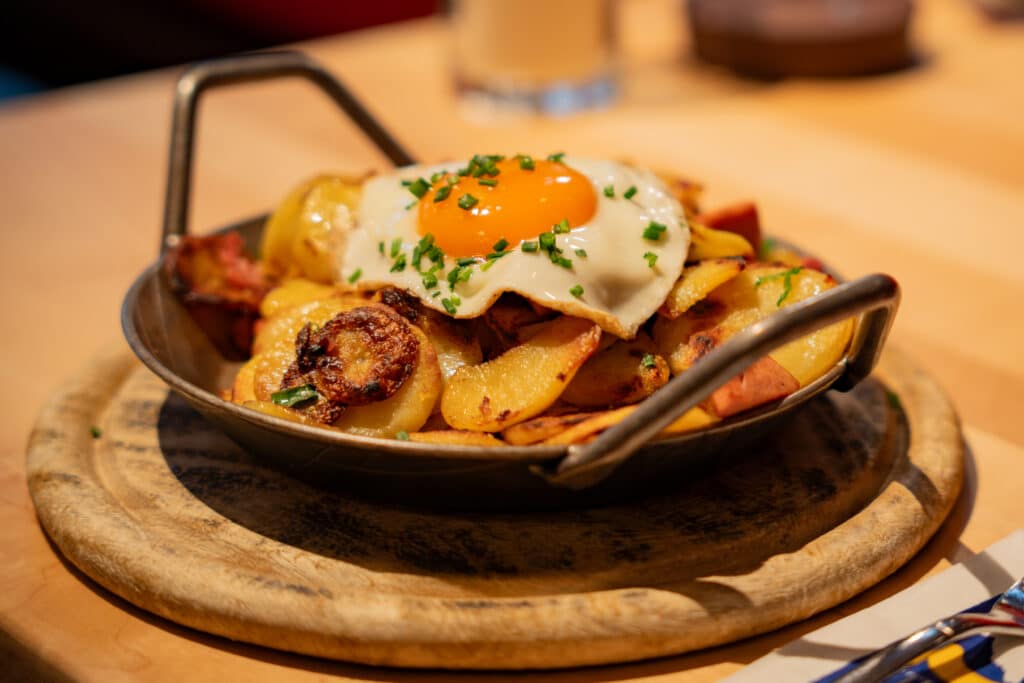 Saarländische Lyonerpfanne mit Bratkartoffeln, Dürrfleisch und Spiegelei