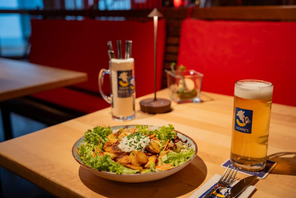 Salat Spitzbunker mit Blattsalaten, Bratkartoffeln und Kräuterquark
