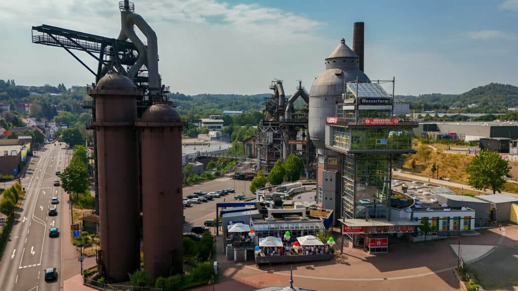 Drohnenaufnahme des Wasserturms und der Hochöfen in Neunkirchen mit Stumm’s Brauhaus